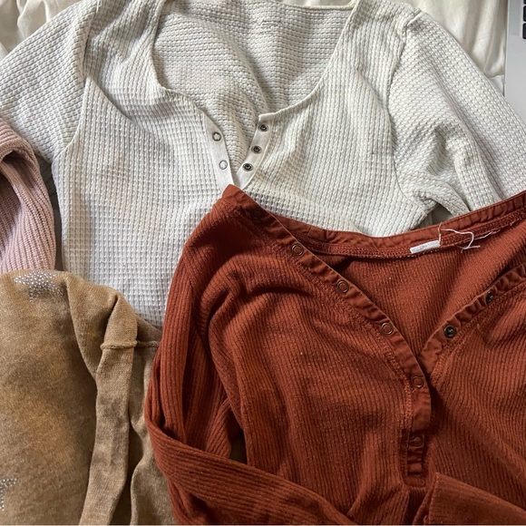 Multi-coloured long sleeve crop top + sweater bundle - Picture 4 of 9